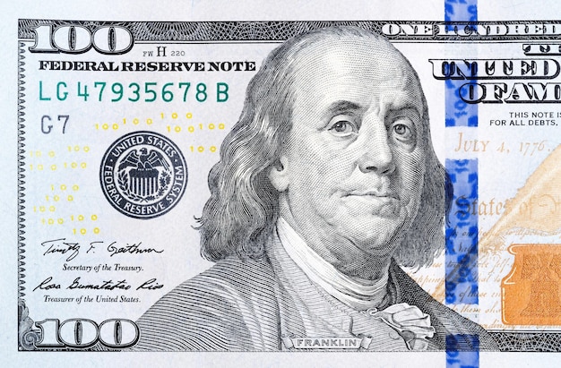 新100ドル紙幣の一部をクローズアップ