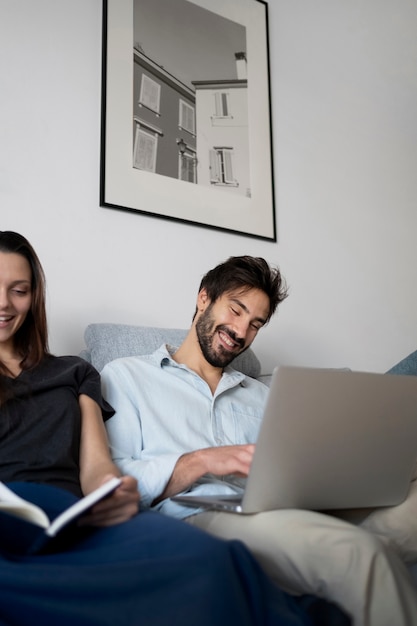 Foto chiudere i partner che si rilassano a casa