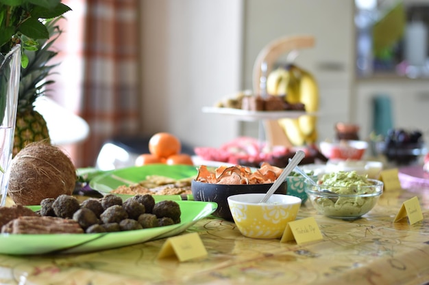 Photo close-up of party food on a table at home