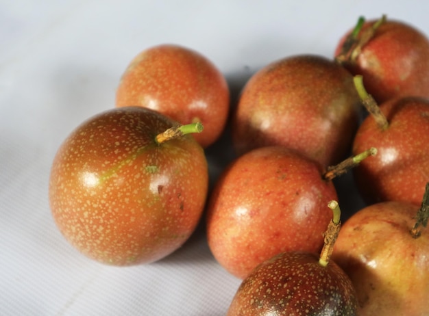 Foto close-up di frutta della passione su tavola