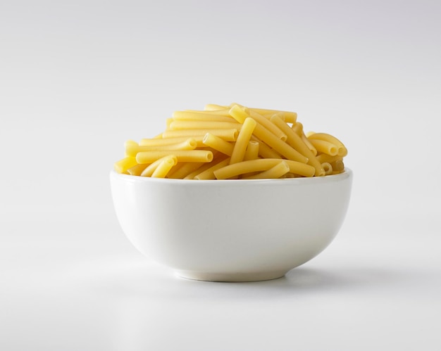 Photo close-up of pasta in bowl against white background