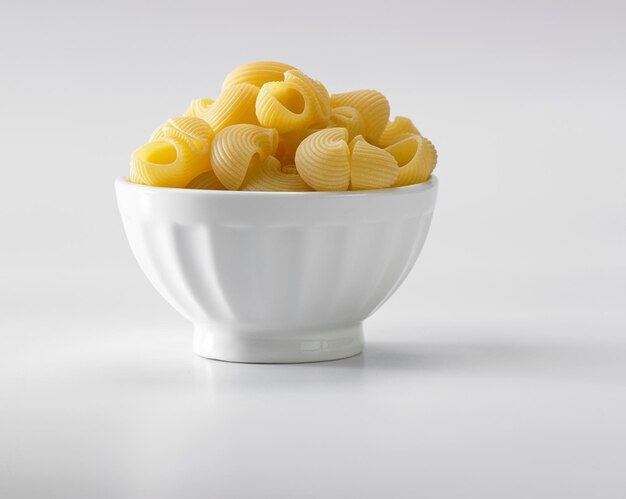 Photo close-up of pasta in bowl against white background