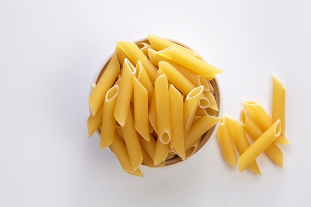 白い背景の鉢の中のパスタのクローズアップ