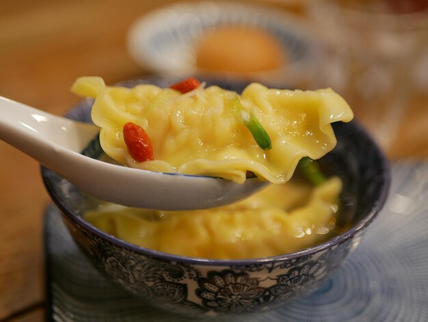 Foto close-up di pasta in una ciotola su tavola