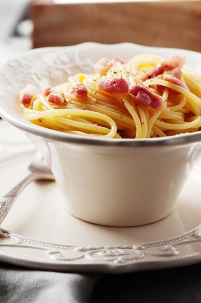 Foto close-up di pasta in una ciotola su tavola