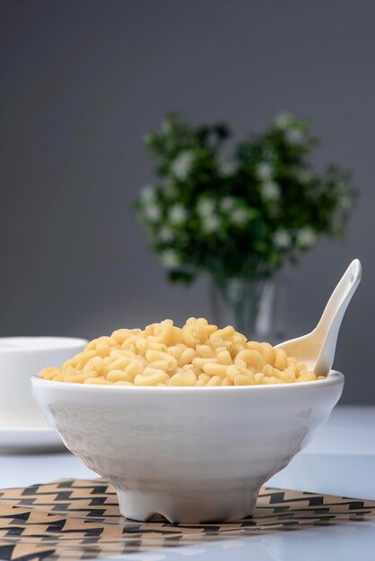 Foto close-up di pasta in una ciotola su tavola