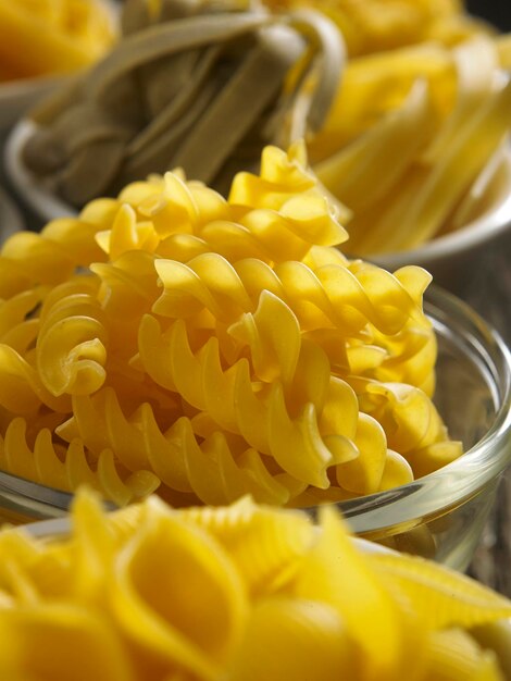 Foto close-up di pasta in ciotole su tavola