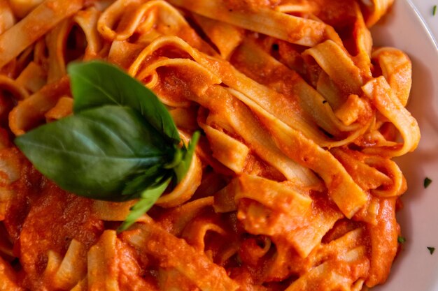 Foto prossimo piano di pasta servita in piatto