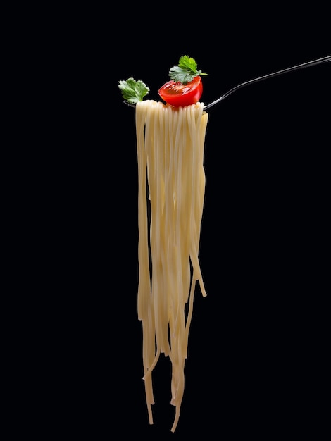 Photo close-up of pasta on fork over black background