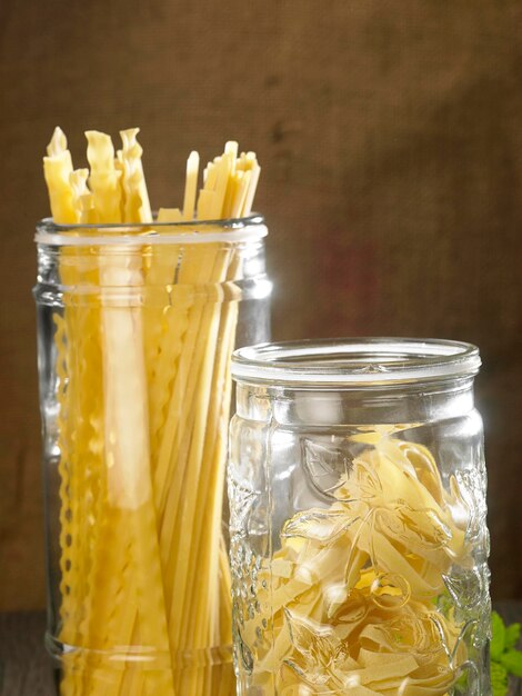 Foto prossimo piano della pasta in barattolo