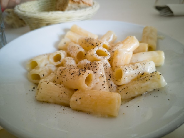 Foto close-up di pasta in piatto su tavola