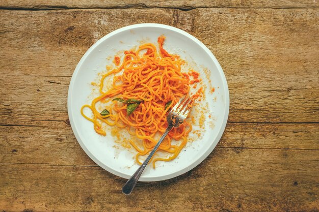 Foto prossimo piano della pasta nel piatto sul tavolo