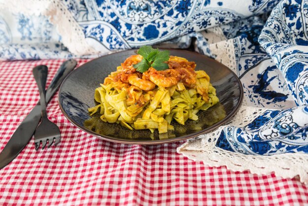 Photo close-up of pasta in plate on table