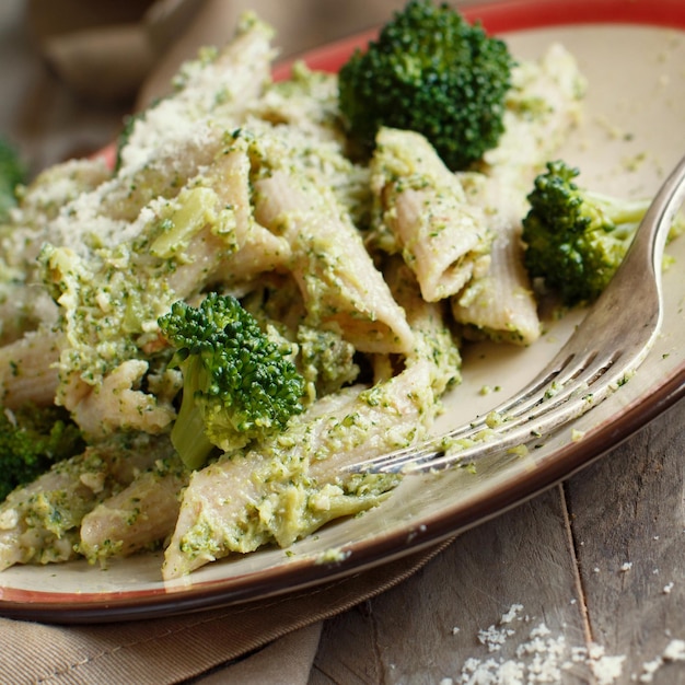 Photo close-up of pasta in plate on table