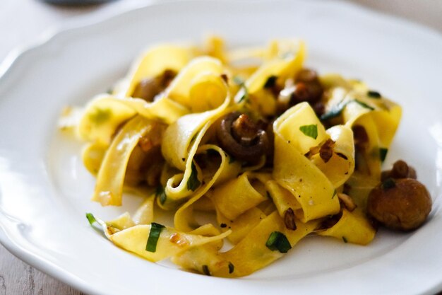 Foto prossimo piano della pasta nel piatto sul tavolo