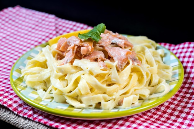 皿の中のパスタのクローズアップ