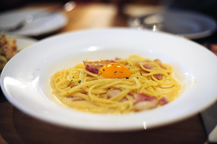 Photo テーブルの上の皿で提供されるパスタのクローズアップ