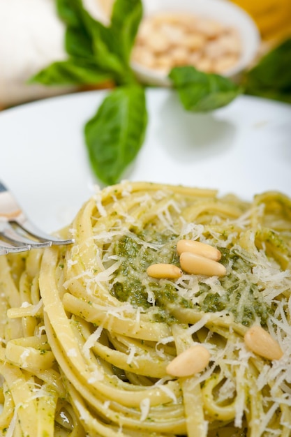 Foto close-up di pasta servita in piatto su tavola