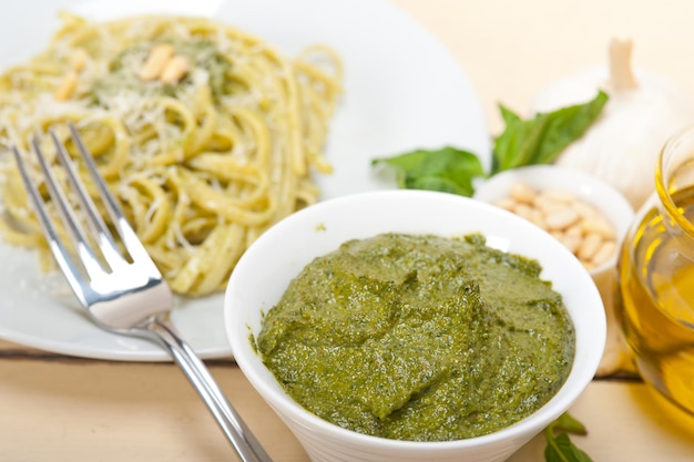 Foto close-up di pasta servita in piatto su tavola