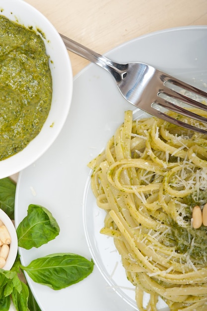 Photo close-up of pasta served in plate on table