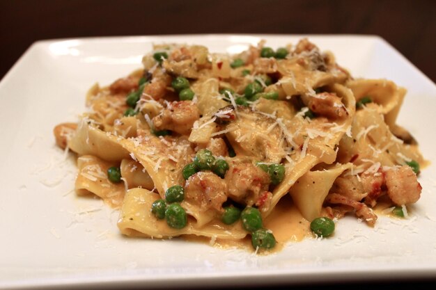 Foto close-up di pasta con cucchiaio di legno nel piatto