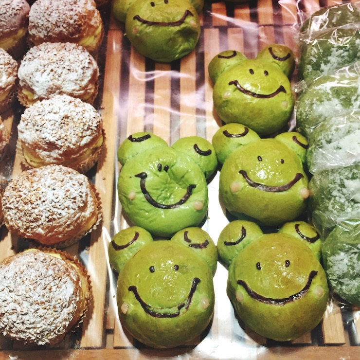 Photo close-up of pastries in rows