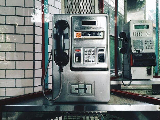 ガラスを通して見られるコミック電話のクローズアップ