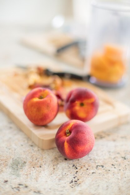 Photo close-up of peaches on table