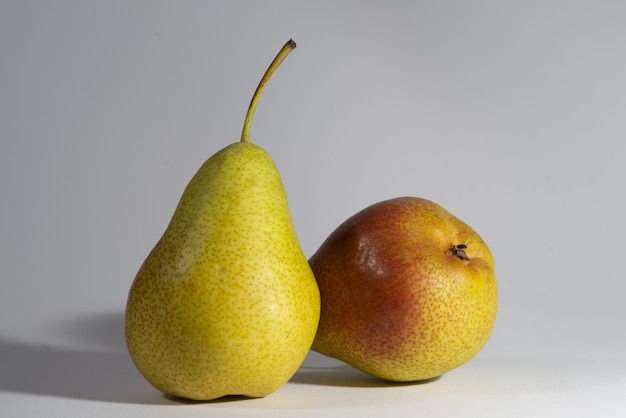 Photo close-up of a pear against white background