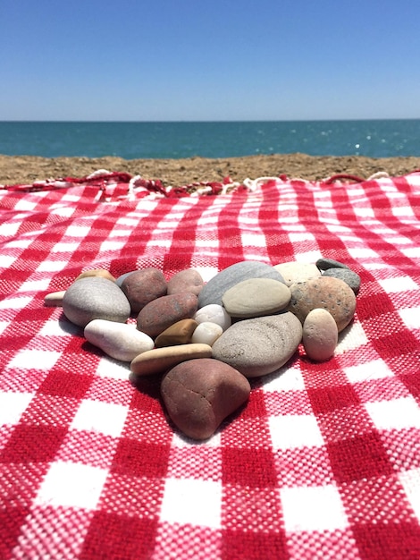 Foto close-up di ciottoli sulla spiaggia contro il cielo