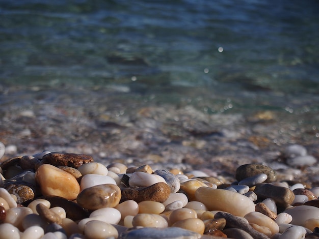 Foto close-up di ciottoli sulla spiaggia