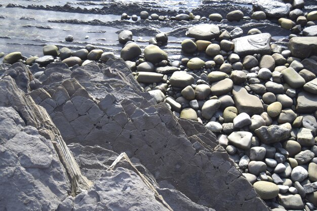 Foto close-up di ciottoli sulla spiaggia