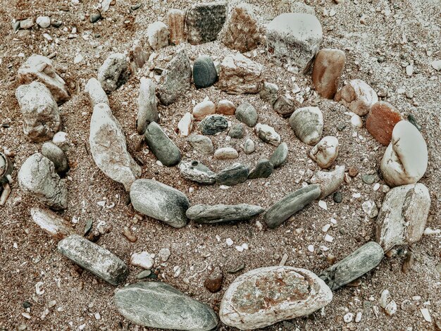 Foto close-up di ciottoli sulla sabbia sulla spiaggia