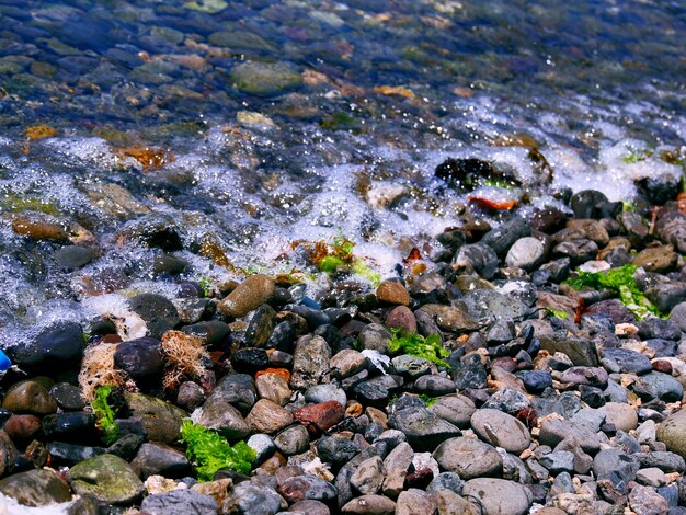 Photo close-up of pebbles in sea