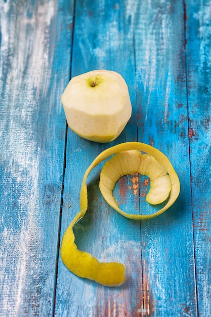 Photo close-up of peeled apple on table