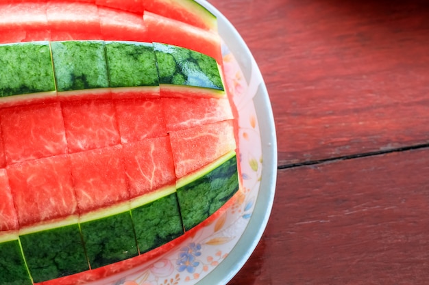 Foto chiuda in su dell'anguria sbucciata pronta da mangiare