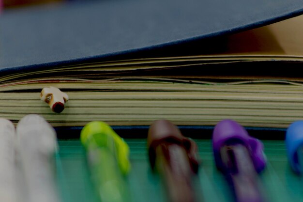 Photo close-up of pen and book on table