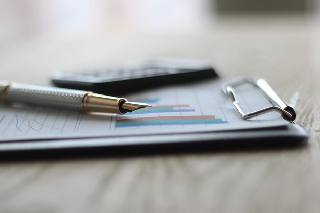 Close-up pen met een gouden NIB op onscherpe achtergrond bureau