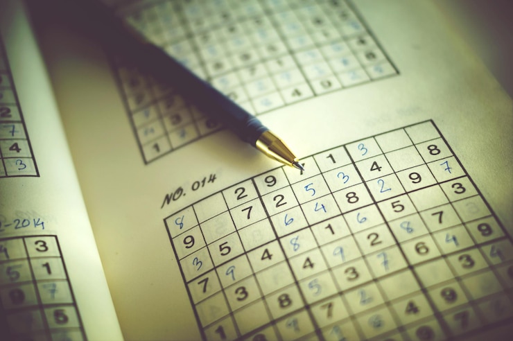 Photo close-up of pen on sudoku puzzle