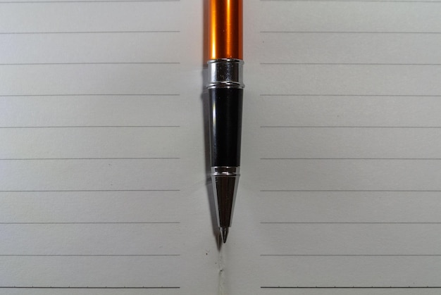 Photo close-up of pen on table