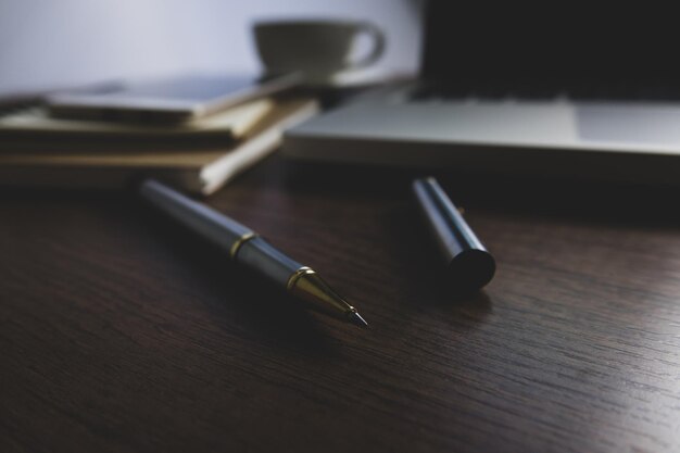 Photo close-up of pen on table