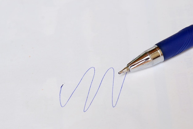 Photo close-up of pen over white background