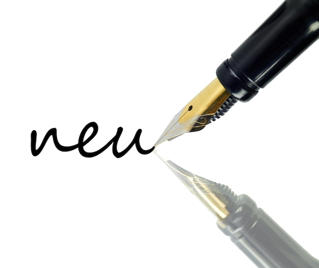 Foto close-up di penna con la parola new su sfondo bianco