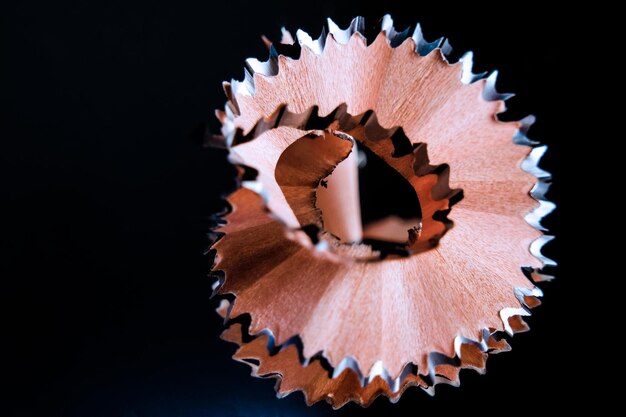 Photo close up of pencil shaving on table