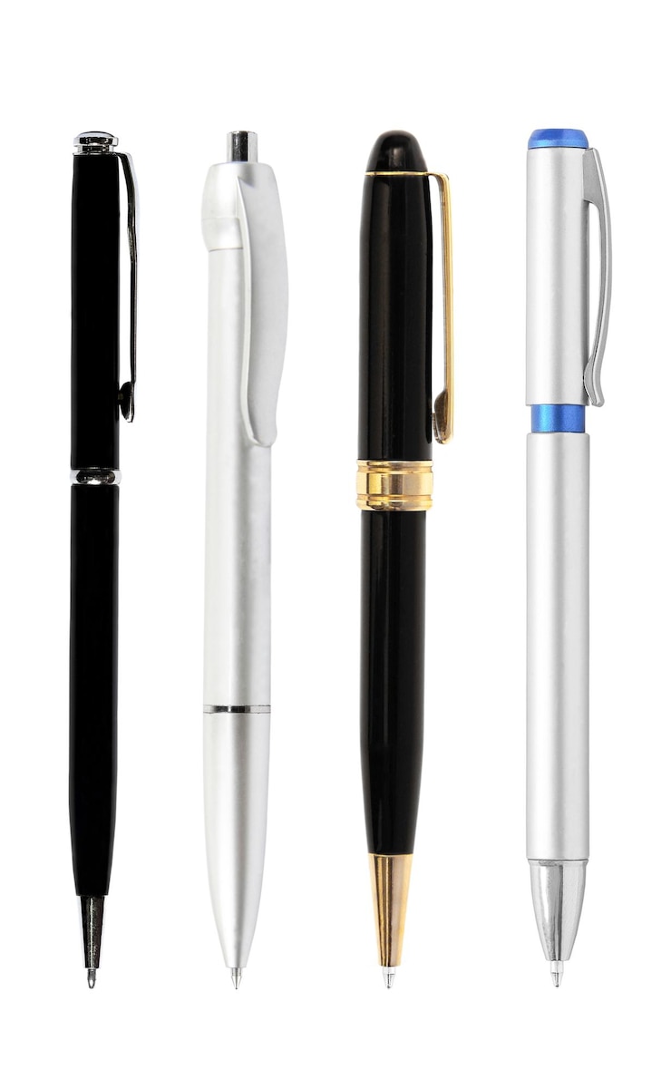 Photo close-up of pens on white background