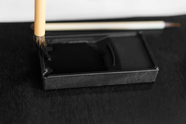 Foto close-up penseel met zwarte verf