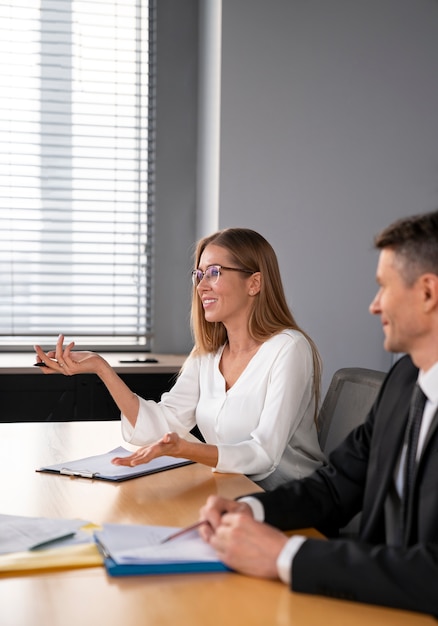 Foto chiuda in su persone in riunione di lavoro