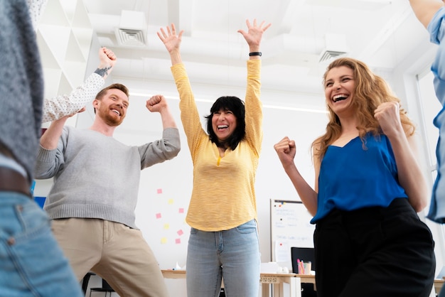 Chiudere le persone che celebrano