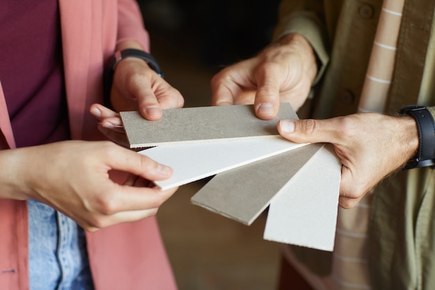 Primo piano di persone che scelgono il colore per il loro progetto di design