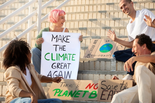 Foto da vicino le persone che combattono per il cambiamento climatico